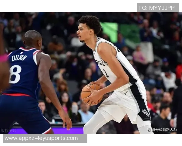 文班亚马半场表现稳健12分2板2助1帽但空位投篮未能把握机会