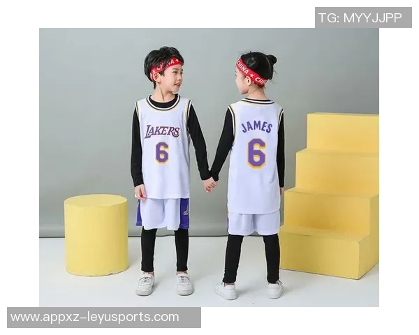 詹姆斯与三个孩子同穿6号球衣合影分享家庭温馨时刻